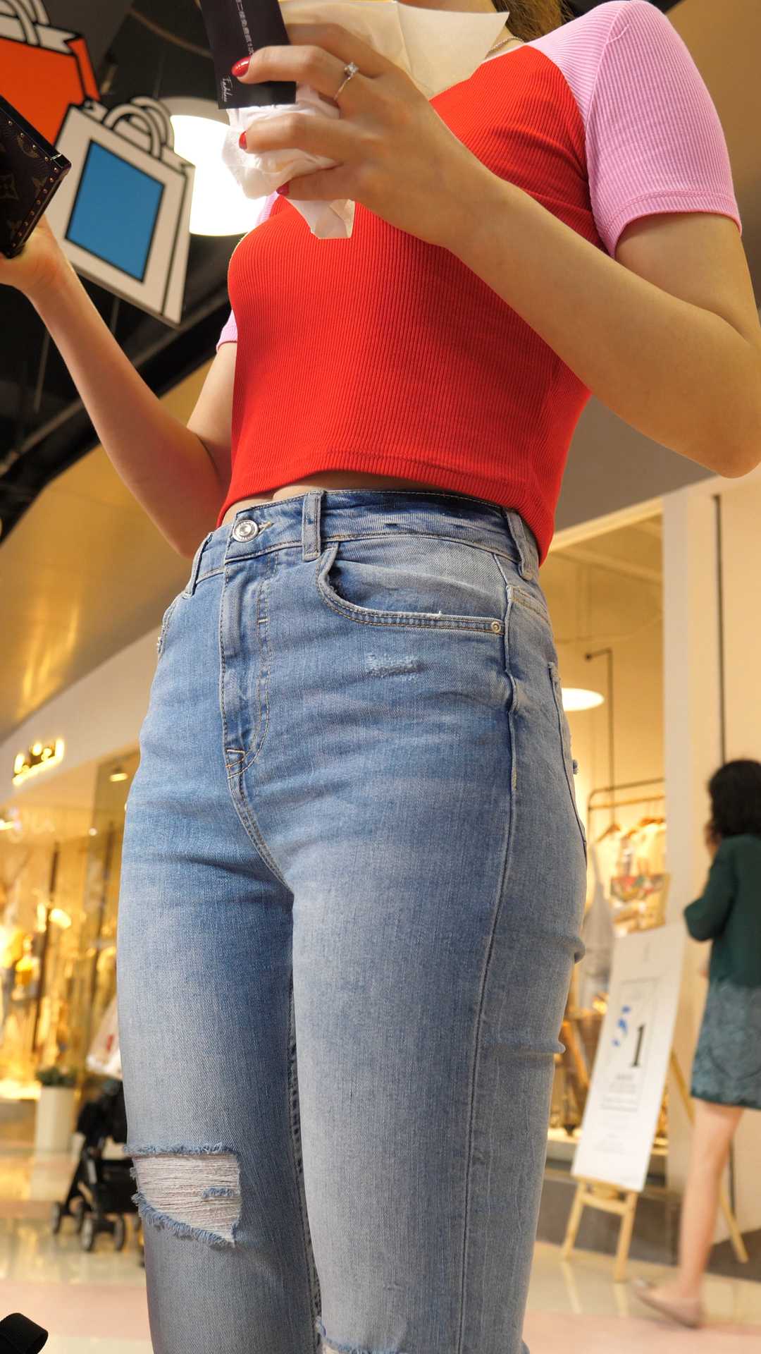 （图）紧身蓝牛翘臀长腿美少妇