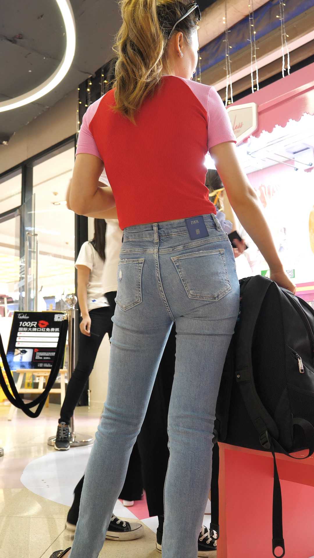 （图）紧身蓝牛翘臀长腿美少妇