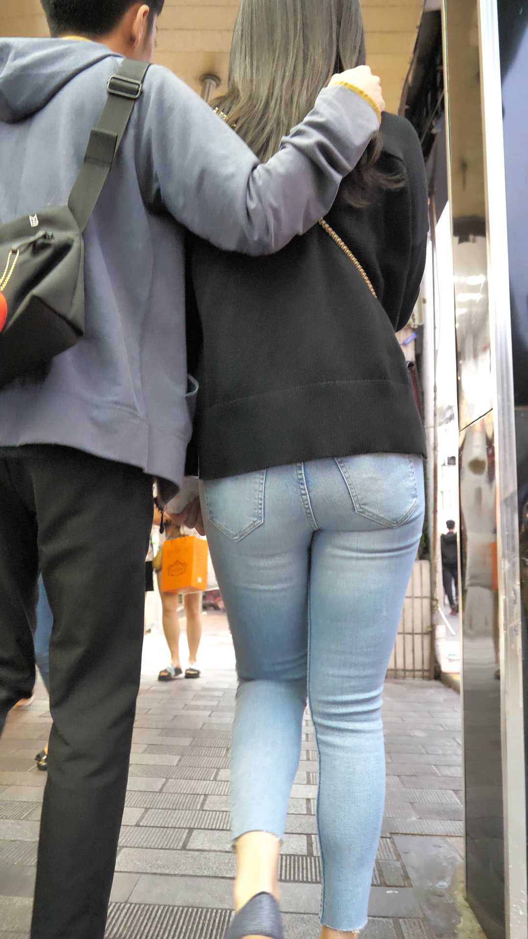 (图)超紧蓝牛大翘臀金三角大美女