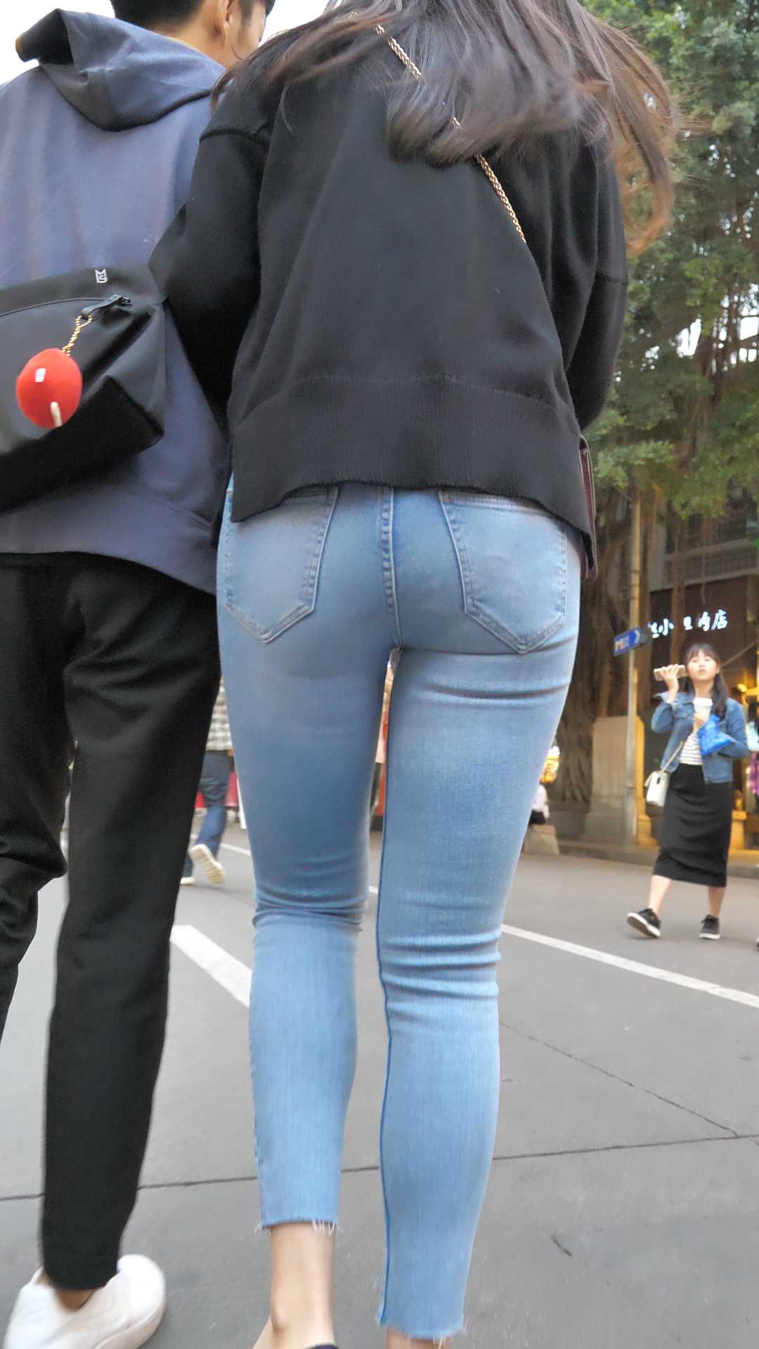 (图)超紧蓝牛大翘臀金三角大美女