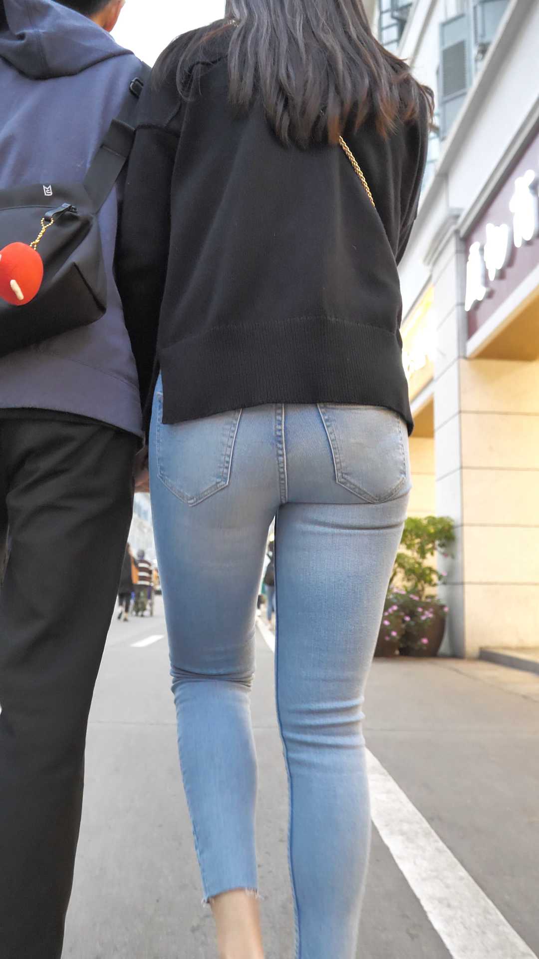 (图)超紧蓝牛大翘臀金三角大美女