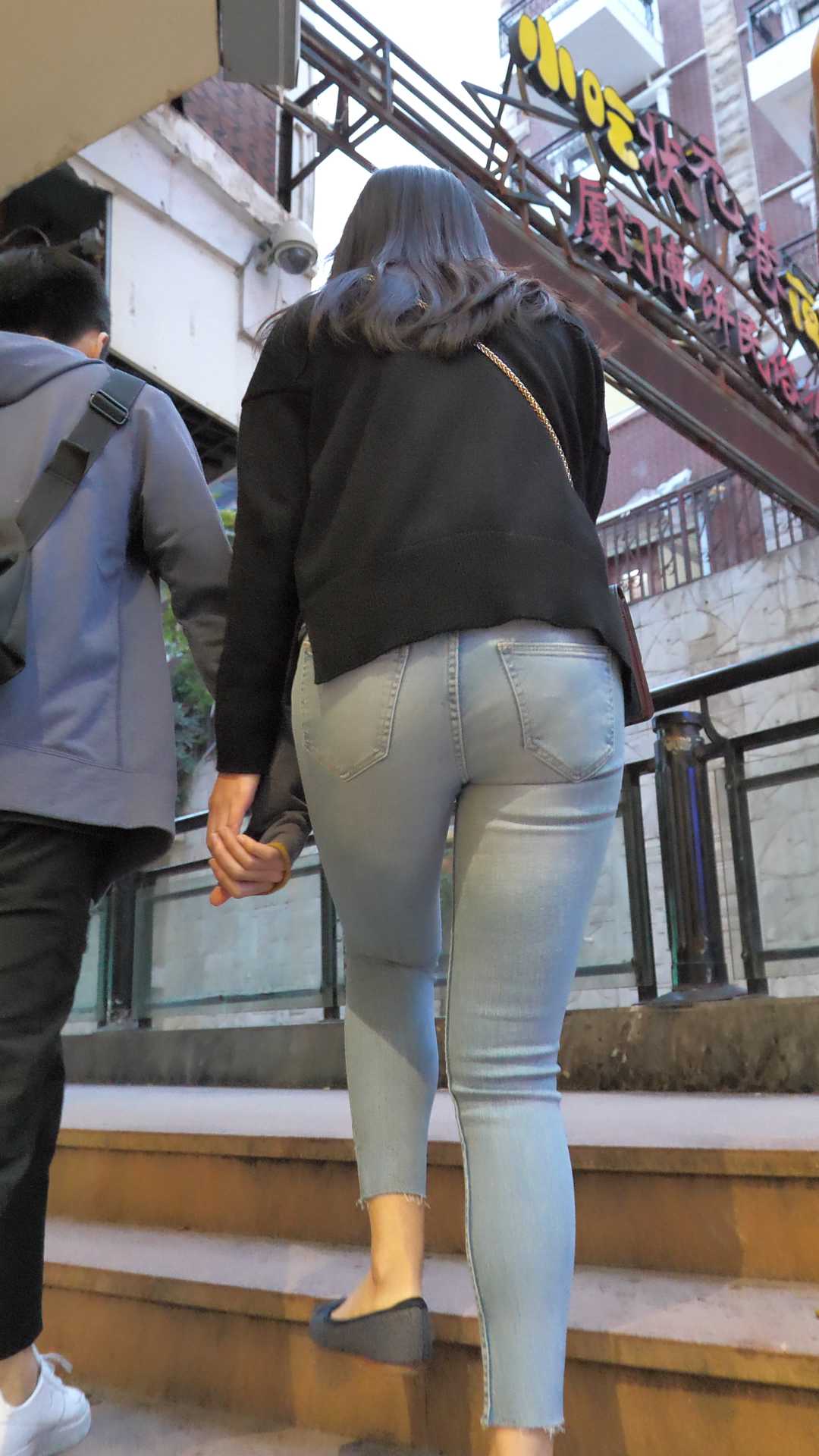 (图)超紧蓝牛大翘臀金三角大美女