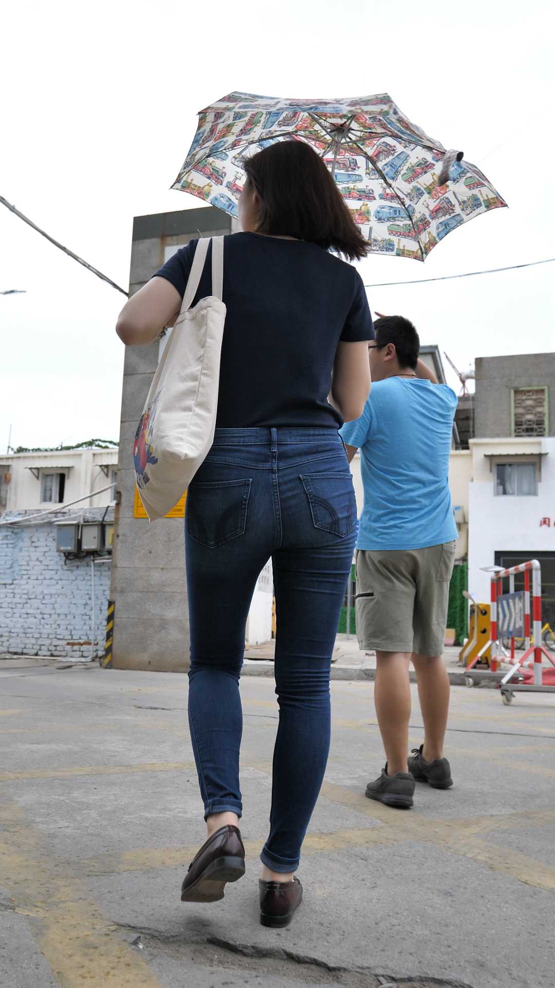 （图）极品牛仔宽臀紧内痕大学生战斗力强