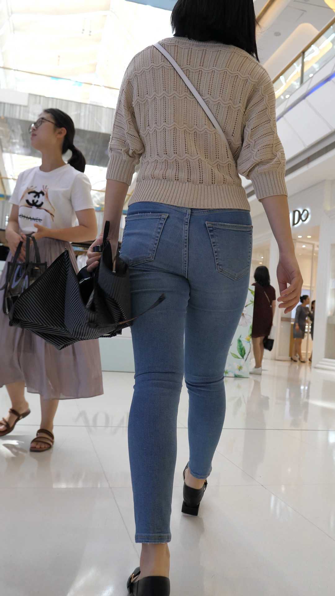 （图）商场超紧牛仔性感骚臀少妇