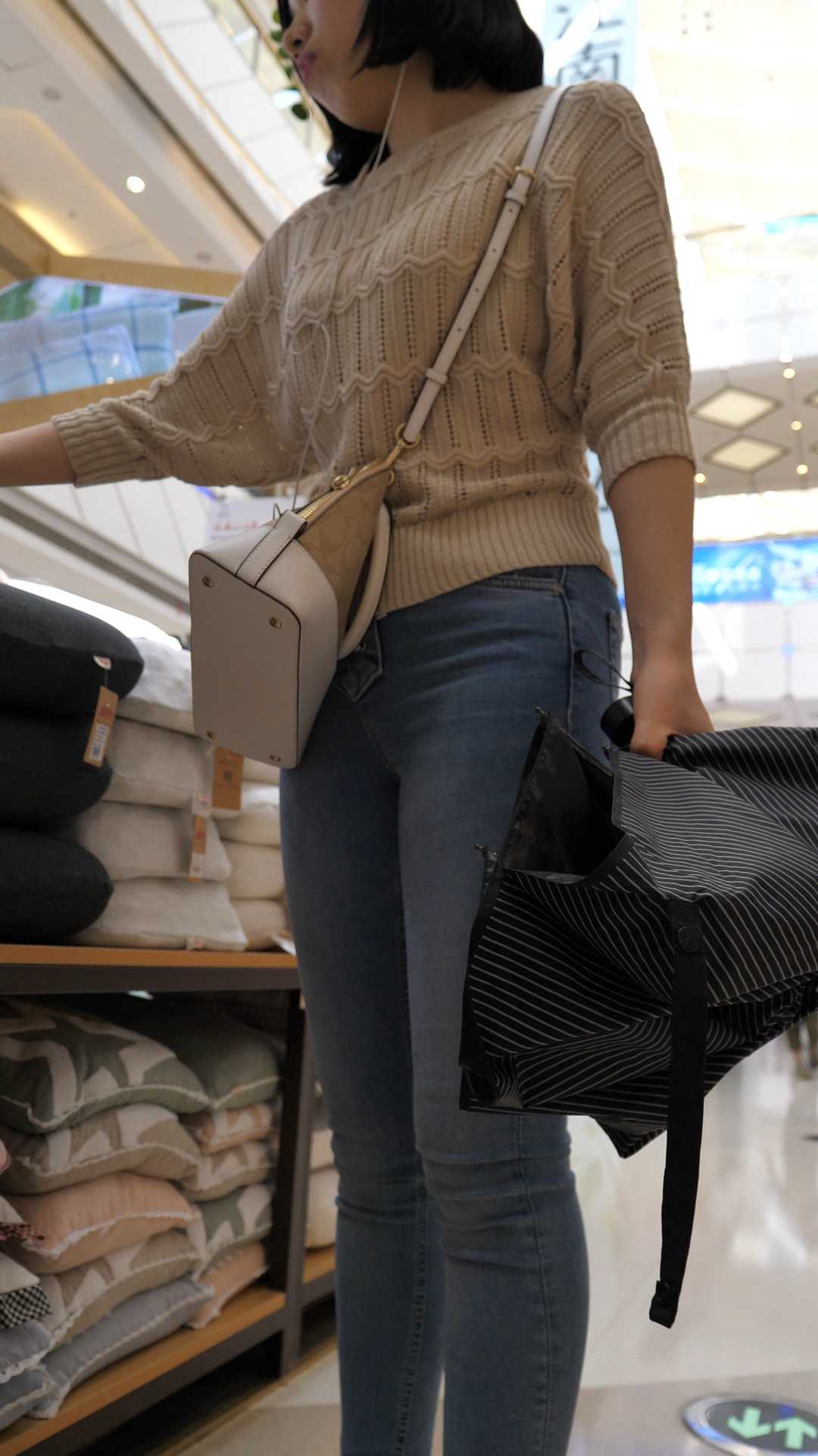 （图）商场超紧牛仔性感骚臀少妇