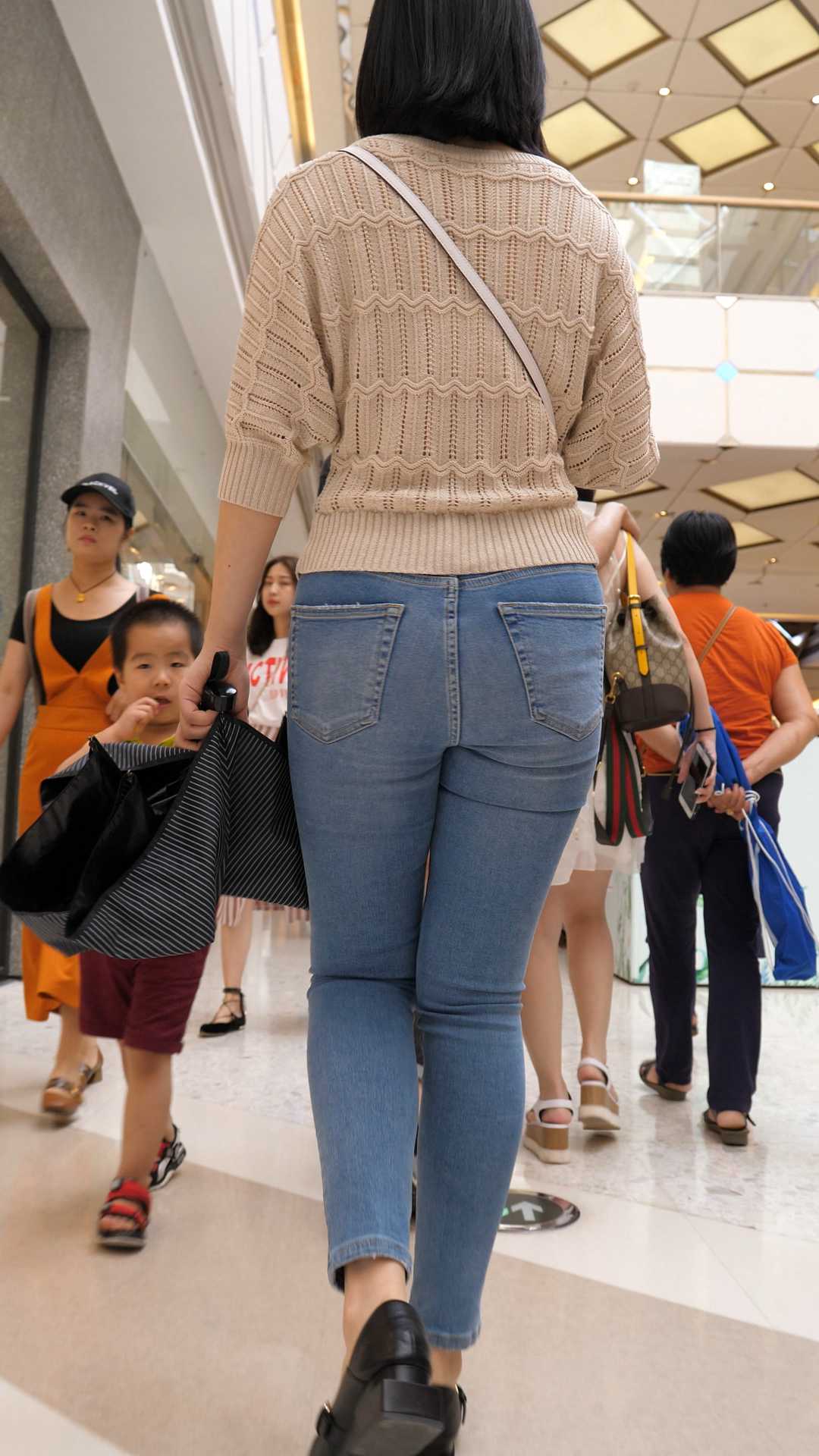 （图）商场超紧牛仔性感骚臀少妇