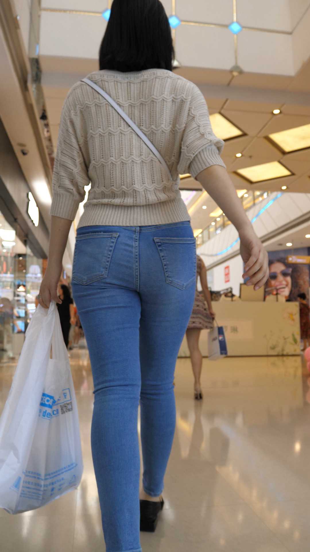 （图）商场超紧牛仔性感骚臀少妇