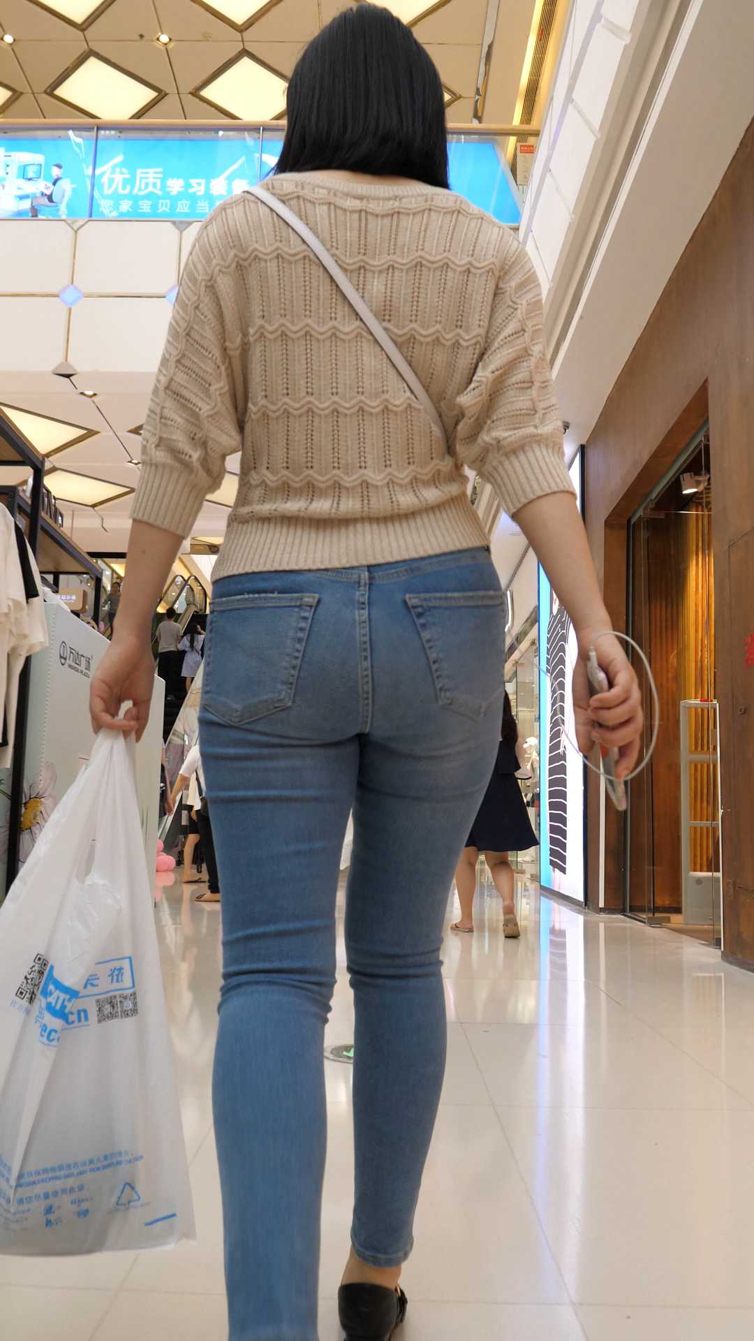 （图）商场超紧牛仔性感骚臀少妇