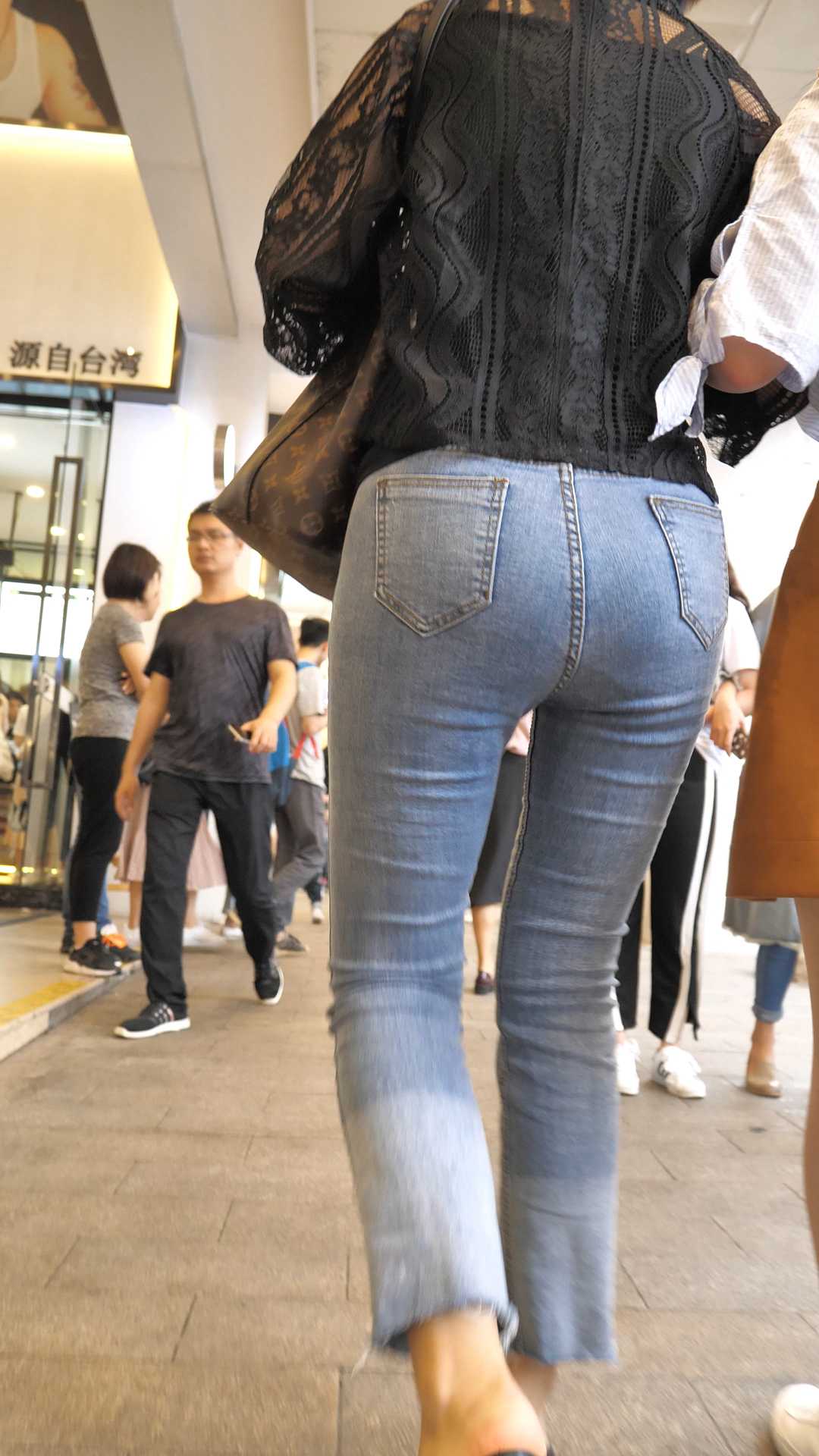 （图）超紧牛仔苹果臀性感美少妇