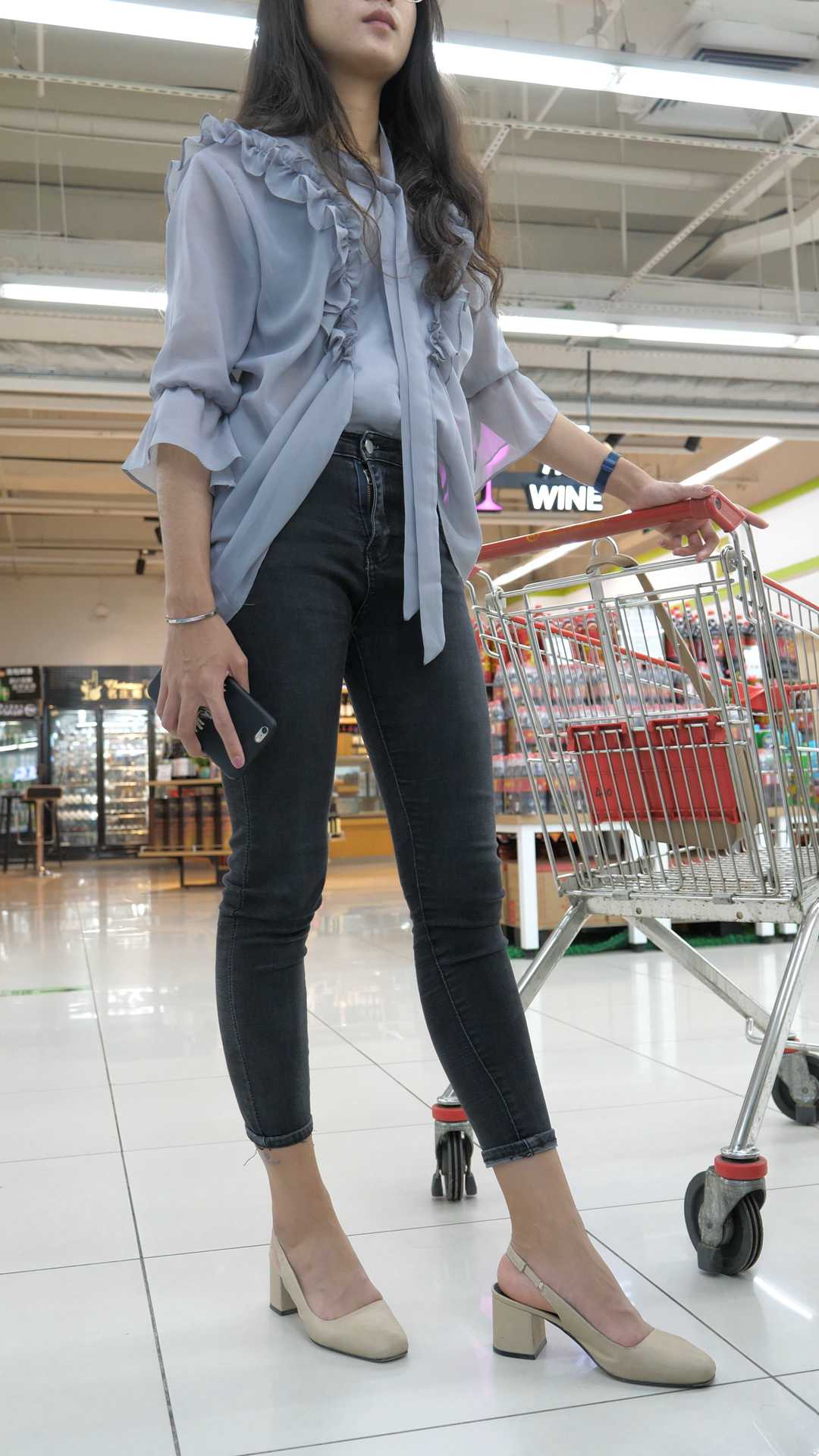 (图)商场黑牛仔大宽臀透明上衣长发少妇