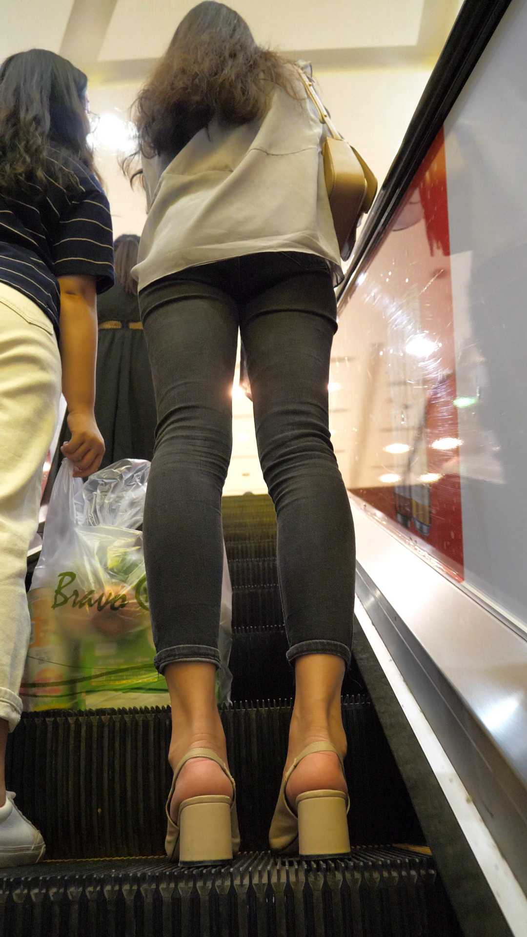 (图)商场黑牛仔大宽臀透明上衣长发少妇