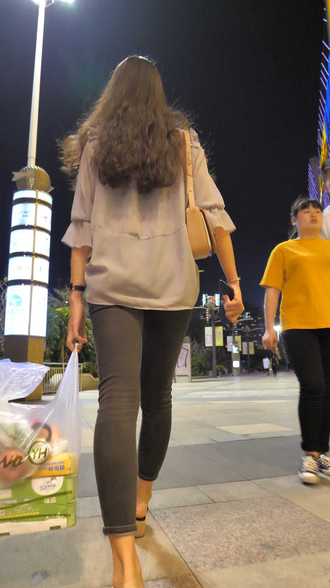 (图)商场黑牛仔大宽臀透明上衣长发少妇