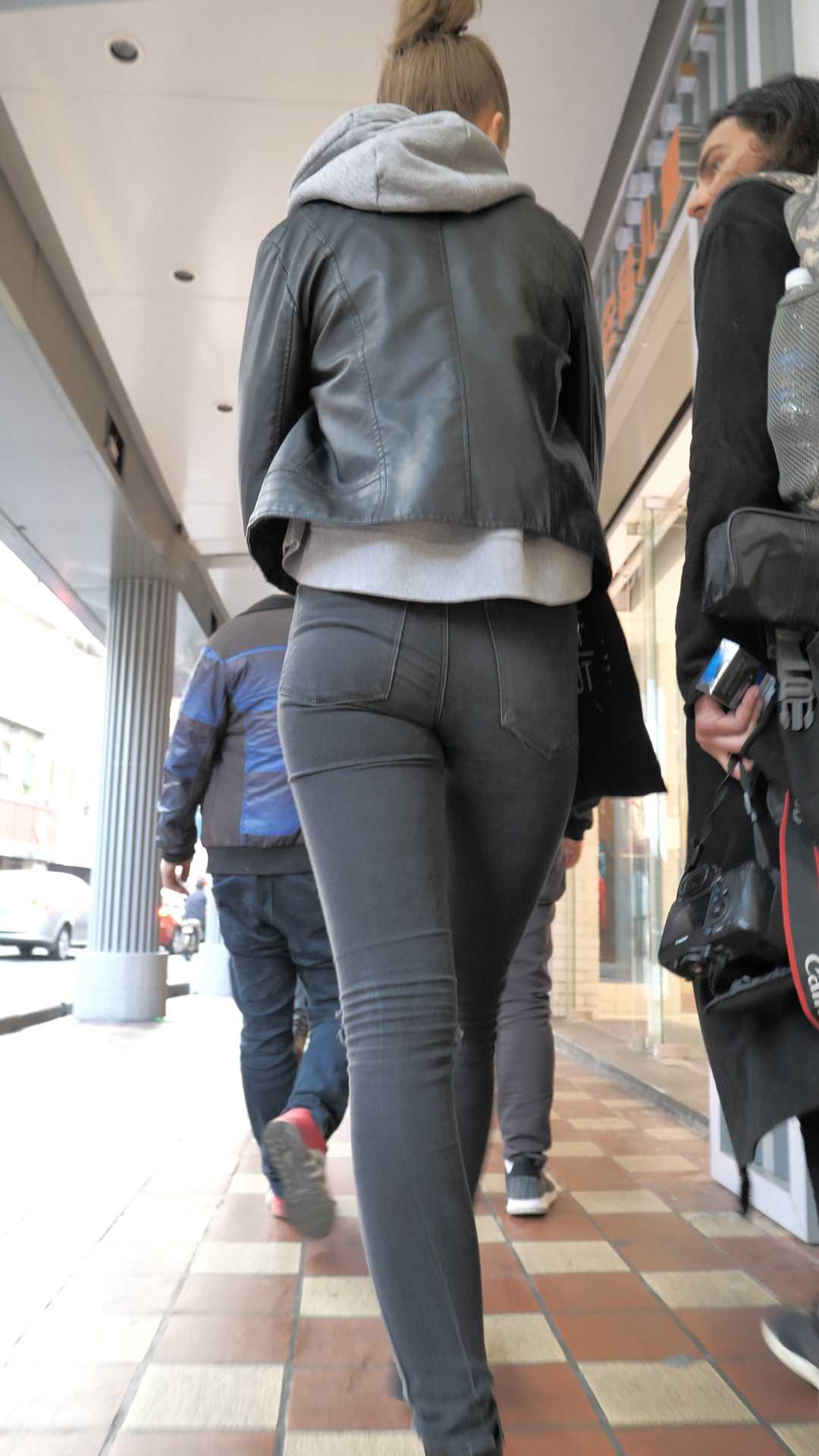 （图）高挑黑牛紧臀超深沟洋妞美女