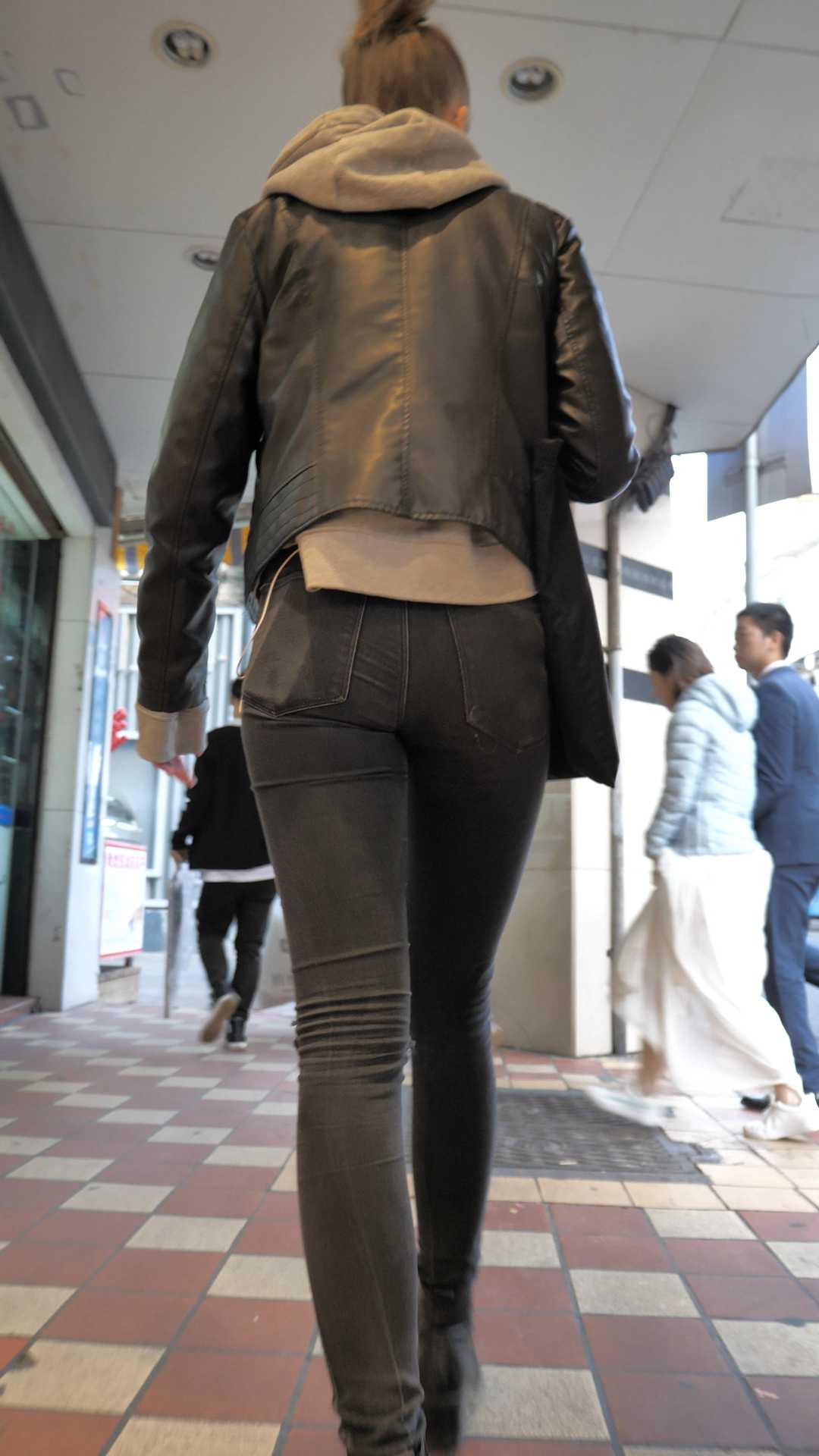 （图）高挑黑牛紧臀超深沟洋妞美女