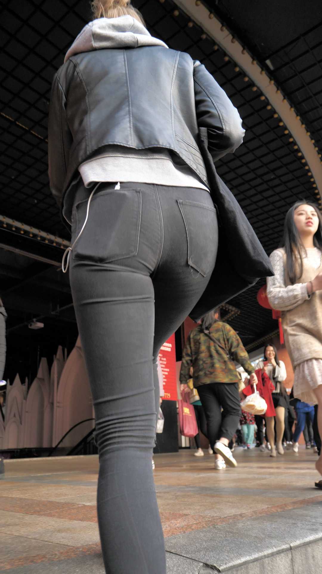 （图）高挑黑牛紧臀超深沟洋妞美女