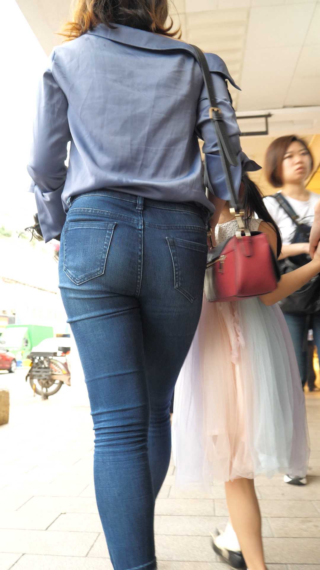 （图）牛仔肥臀重口味小妹身材比例失调