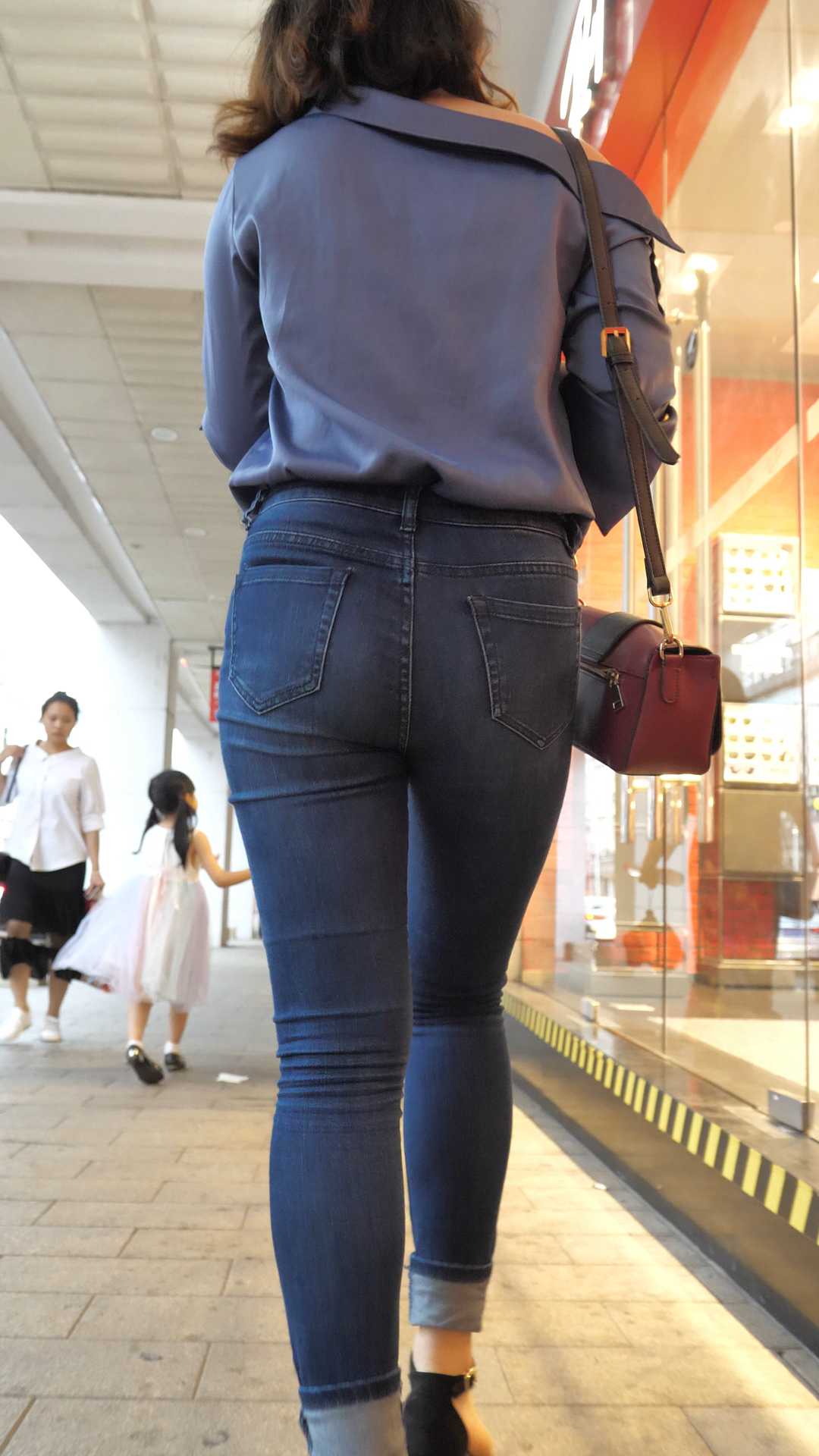 （图）牛仔肥臀重口味小妹身材比例失调