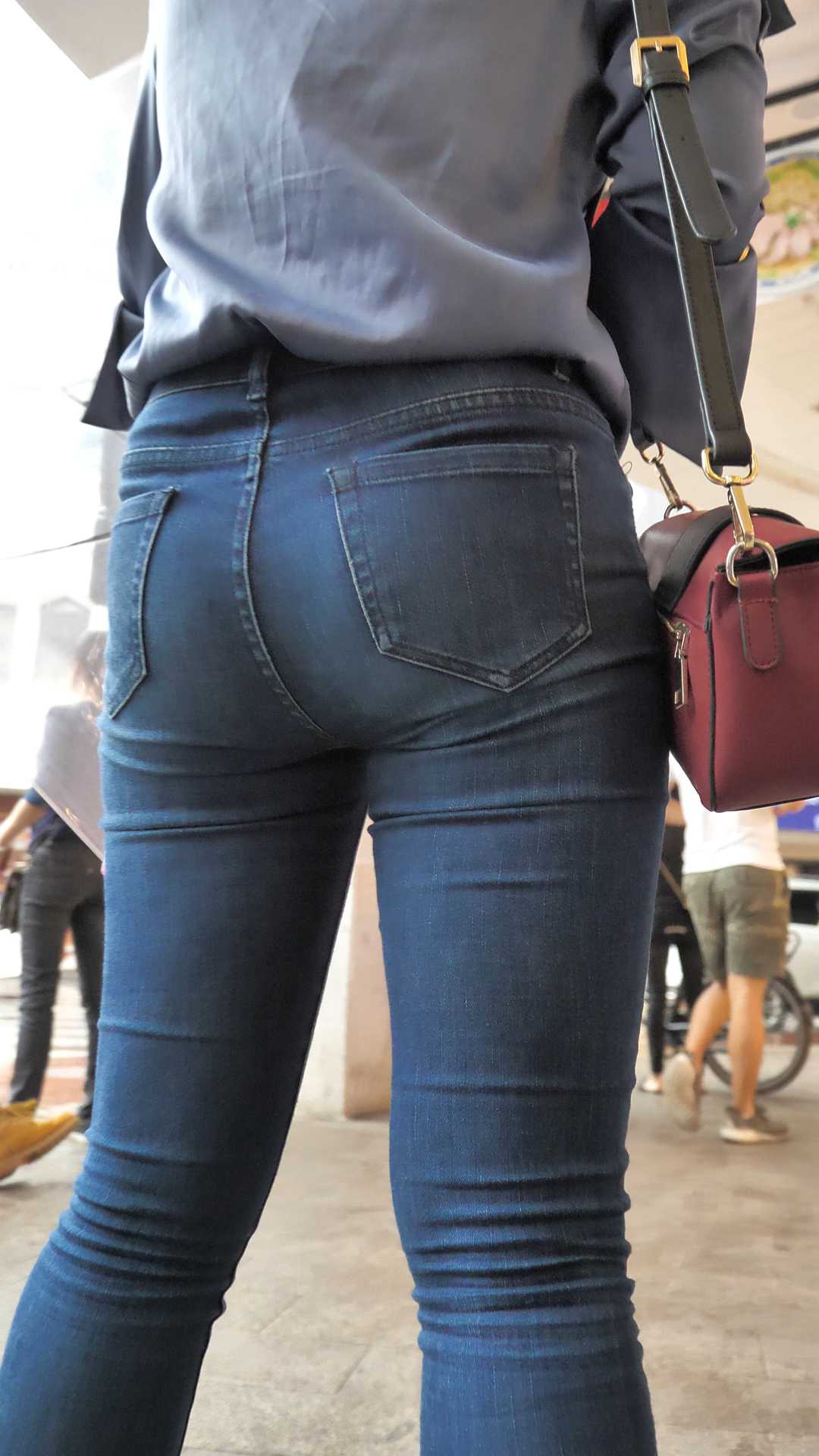 （图）牛仔肥臀重口味小妹身材比例失调