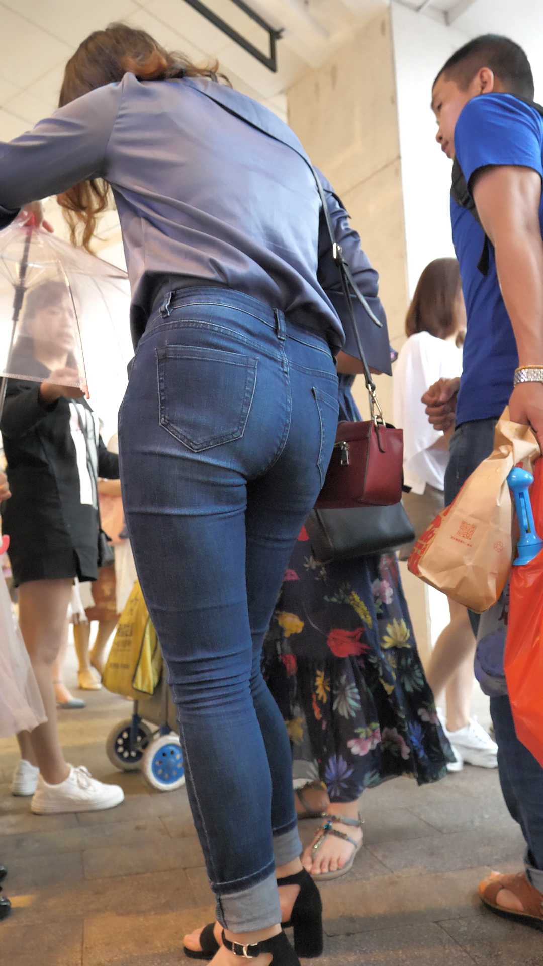 （图）牛仔肥臀重口味小妹身材比例失调