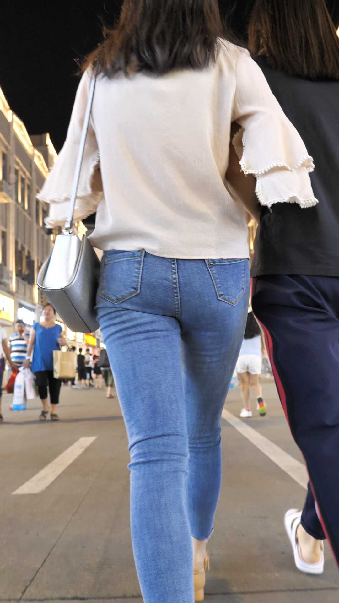 （图）超紧牛仔美臀长发大学妹