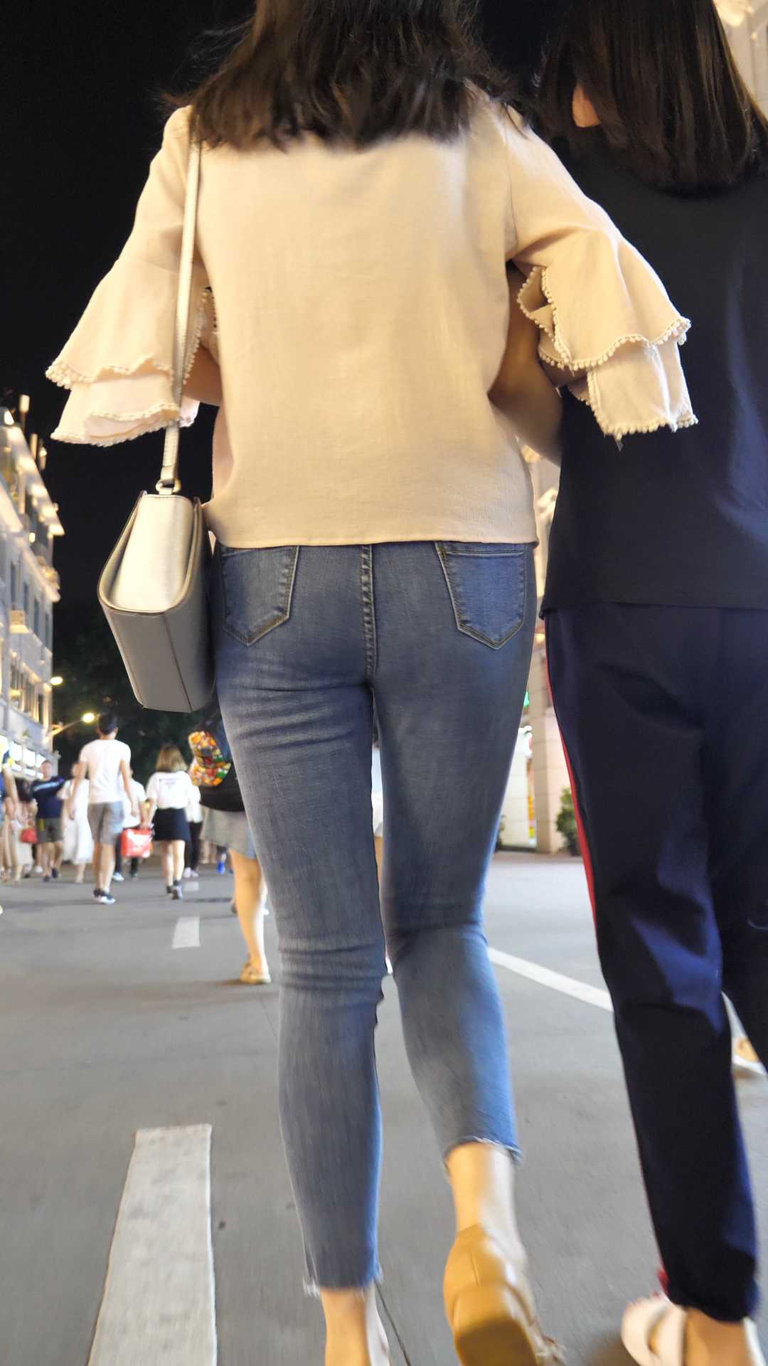 （图）超紧牛仔美臀长发大学妹