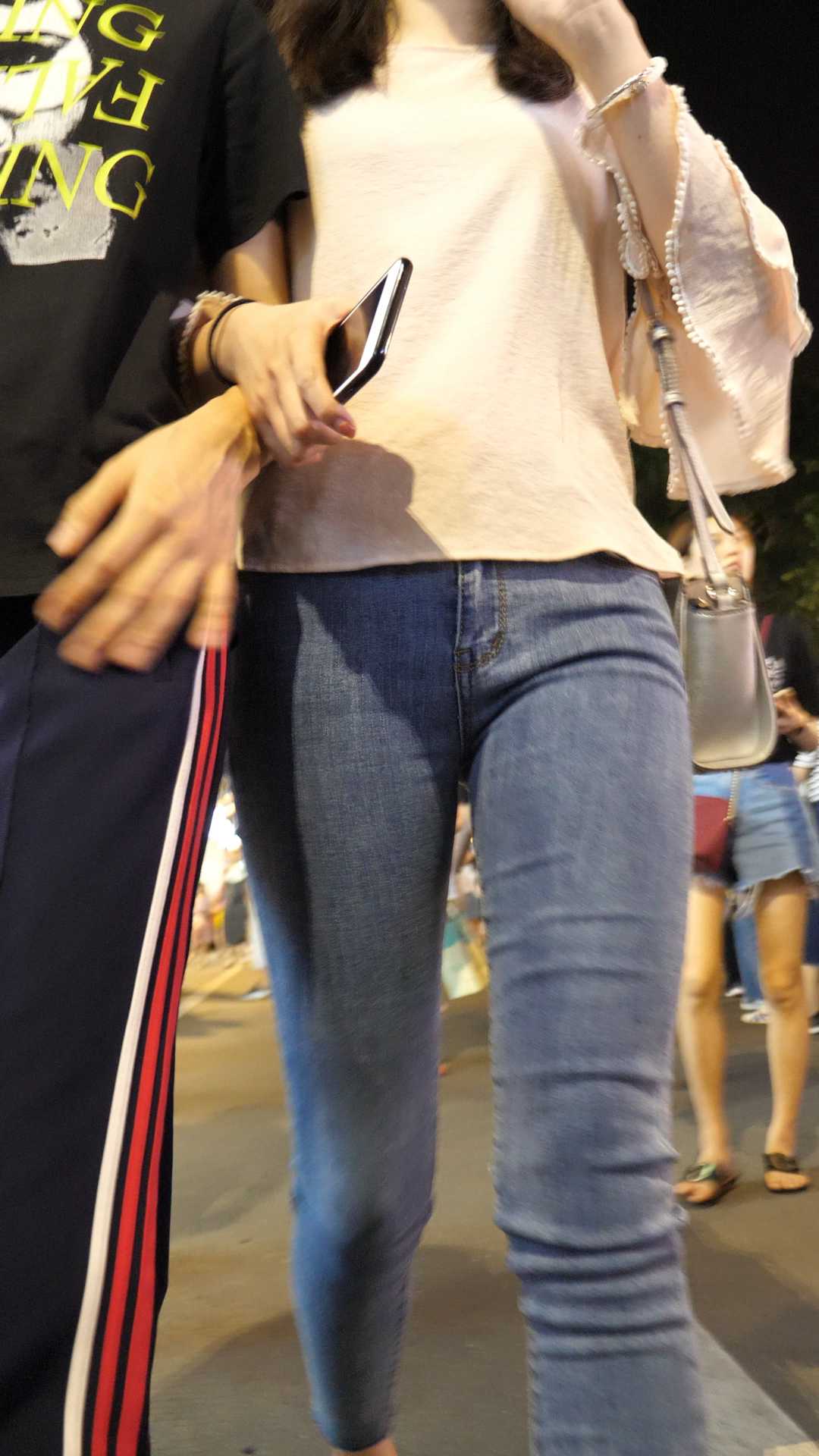 （图）超紧牛仔美臀长发大学妹