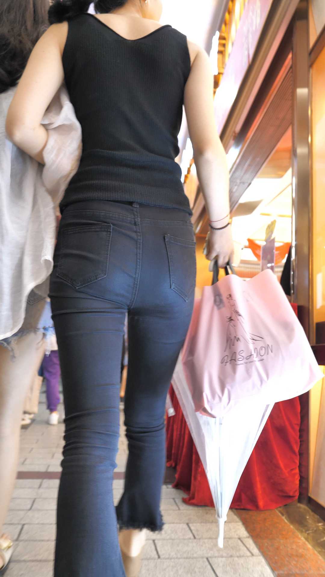 细腰黑裤大宽臀小姐姐