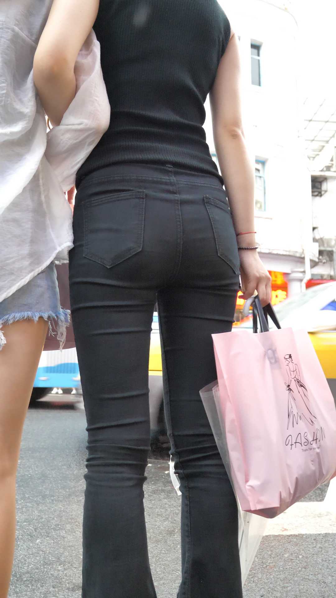 细腰黑裤大宽臀小姐姐