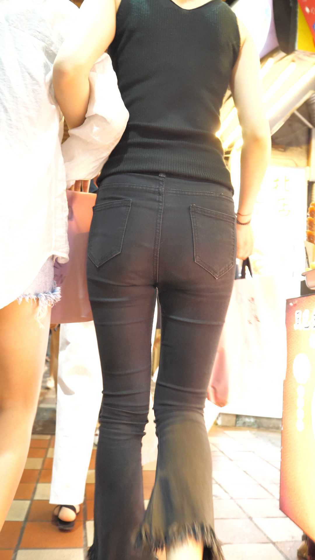 细腰黑裤大宽臀小姐姐