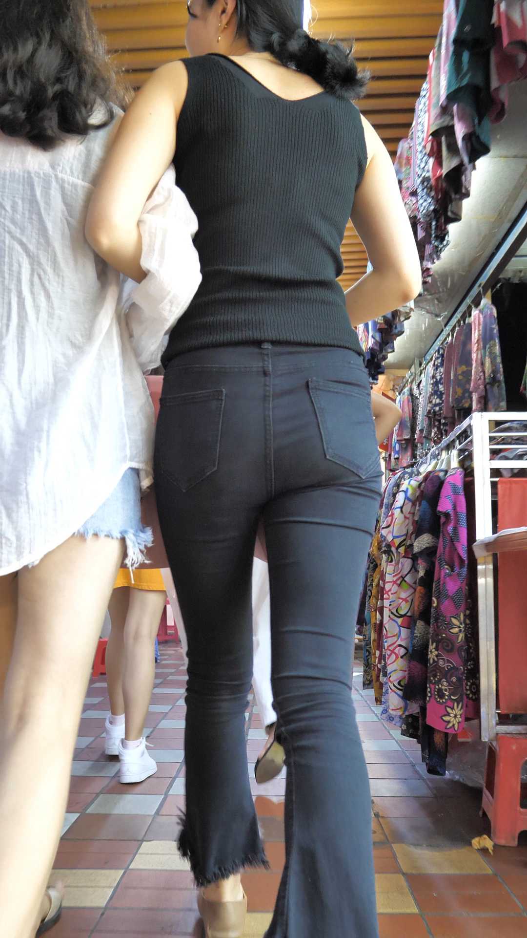 细腰黑裤大宽臀小姐姐