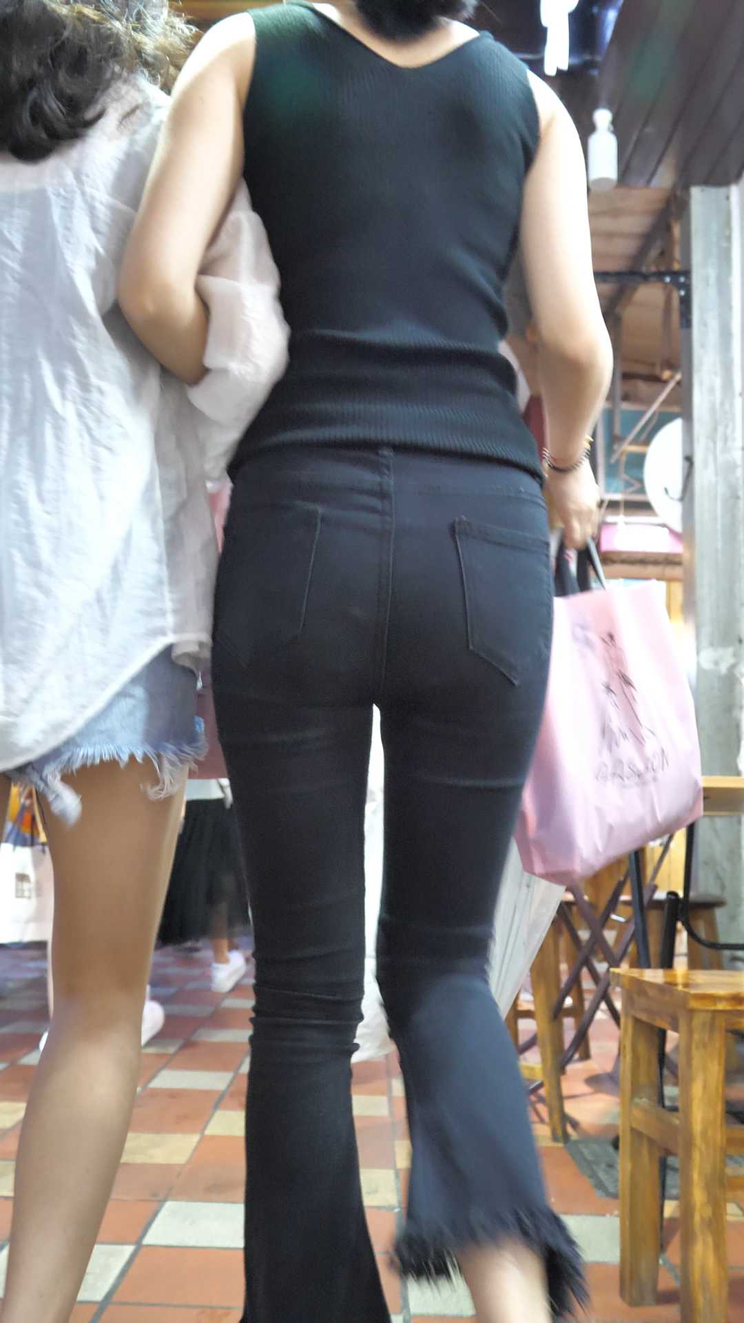 细腰黑裤大宽臀小姐姐