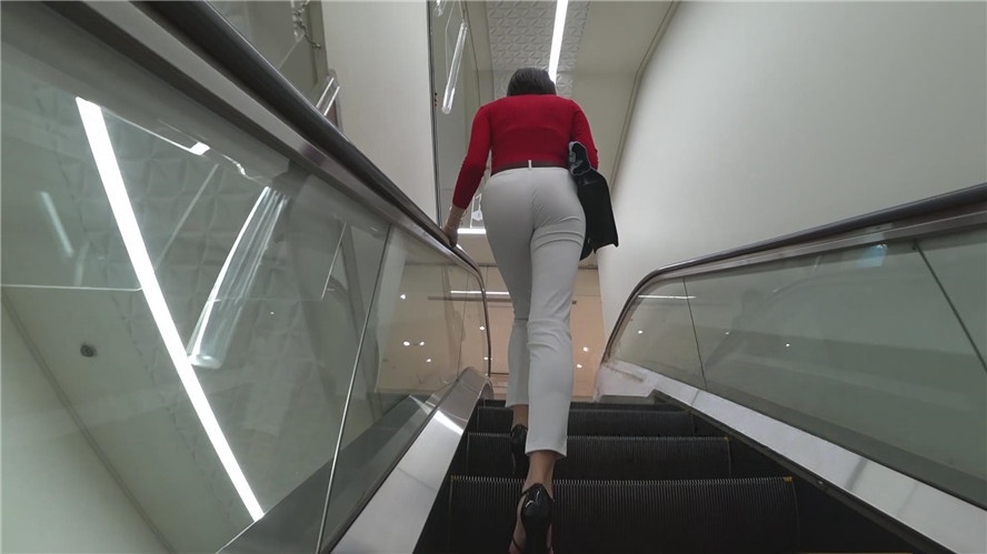 白色紧裤大长腿翘屯美女[1.33G/MP4]