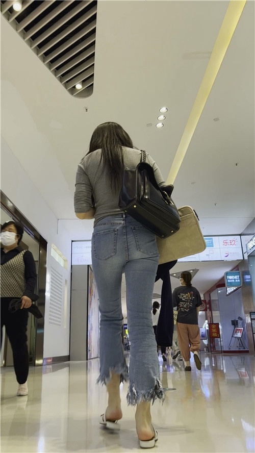 一路玩手机的牛仔美女[2.32G/MP4]