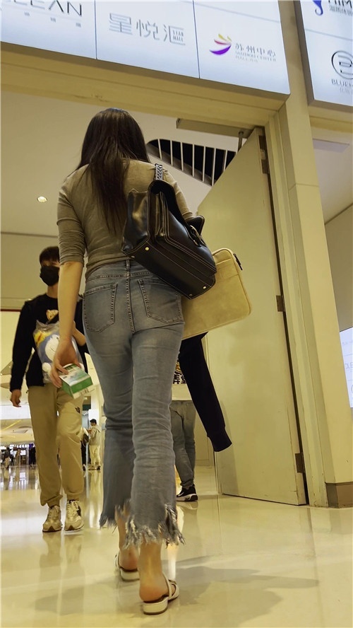 一路玩手机的牛仔美女[2.32G/MP4]