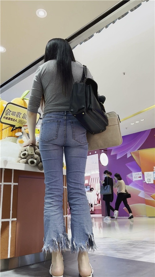 一路玩手机的牛仔美女[2.32G/MP4]