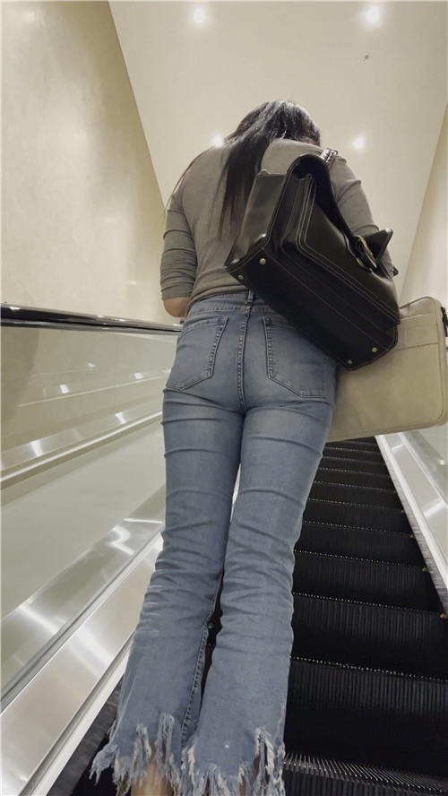 一路玩手机的牛仔美女[2.32G/MP4]