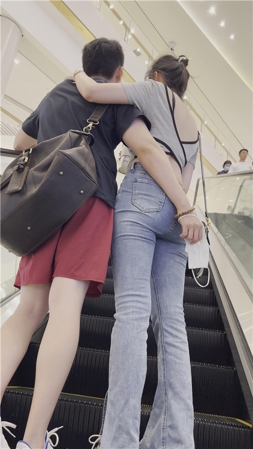 漂亮的牛仔裤小姐姐[3.06G/MP4]