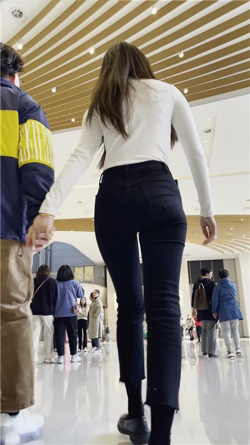 黑色紧牛美女[1.31G/MP4]