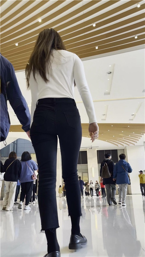 黑色紧牛美女[1.31G/MP4]