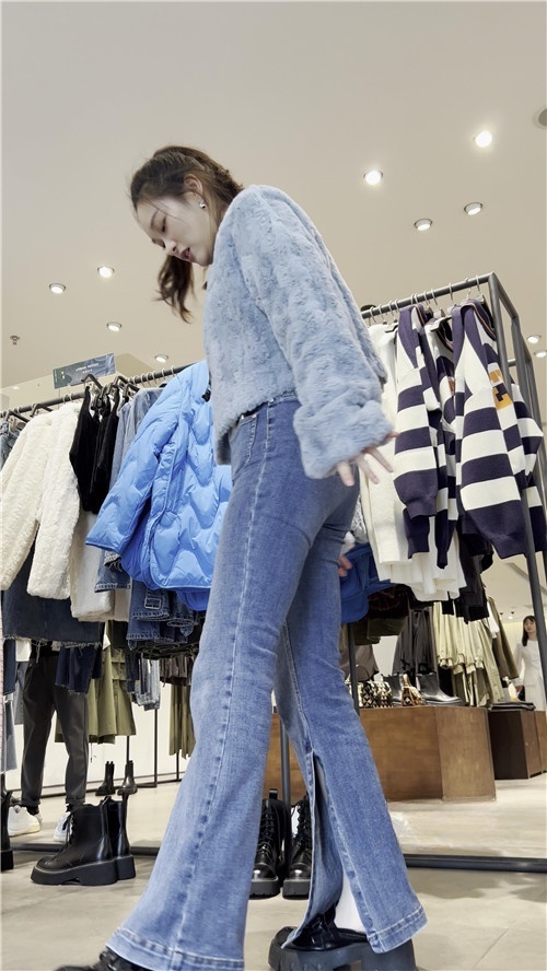 气质牛仔美女[3.24G/MP4]