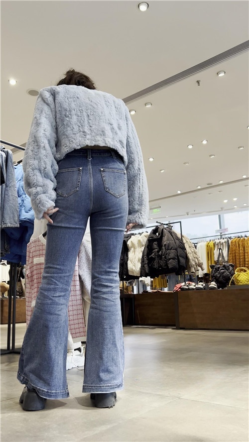 气质牛仔美女[3.24G/MP4]