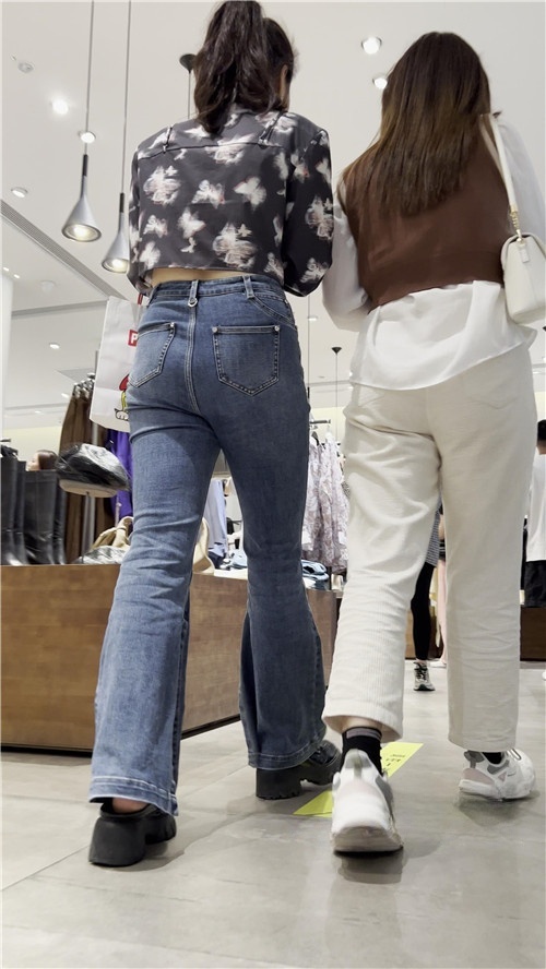 气质牛仔美女[3.24G/MP4]