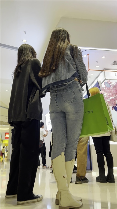 气质牛仔美女[796M/MP4]