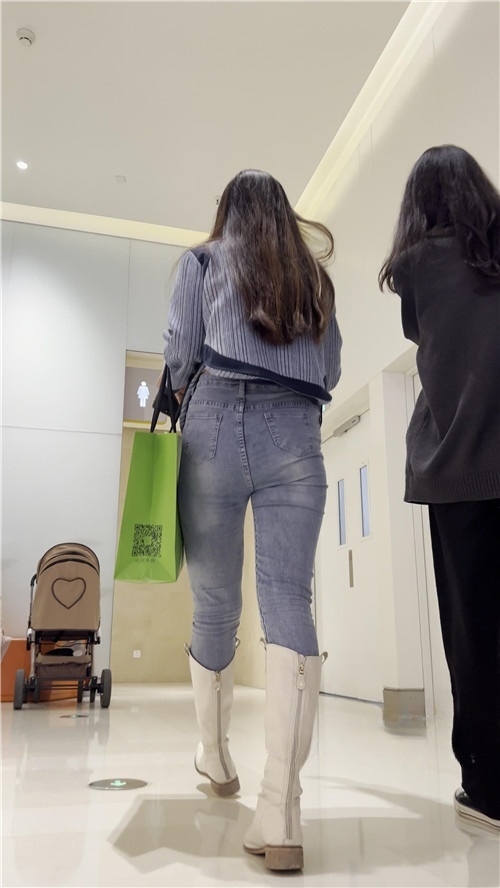 气质牛仔美女[796M/MP4]