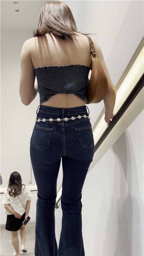 高挑的牛仔美女[1.87G/MP4]