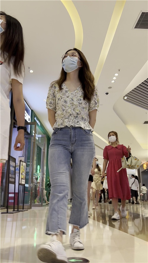 和闺蜜一群的牛仔妹子[1.82G/MP4]