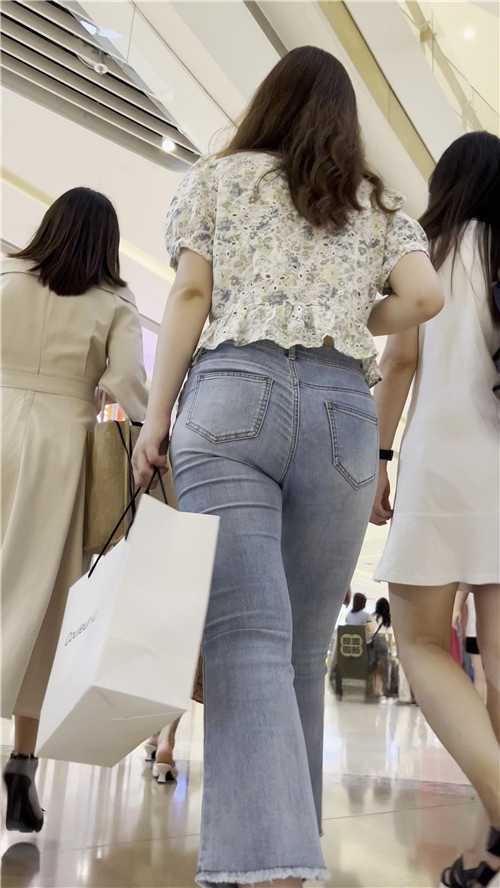 和闺蜜一群的牛仔妹子[1.82G/MP4]