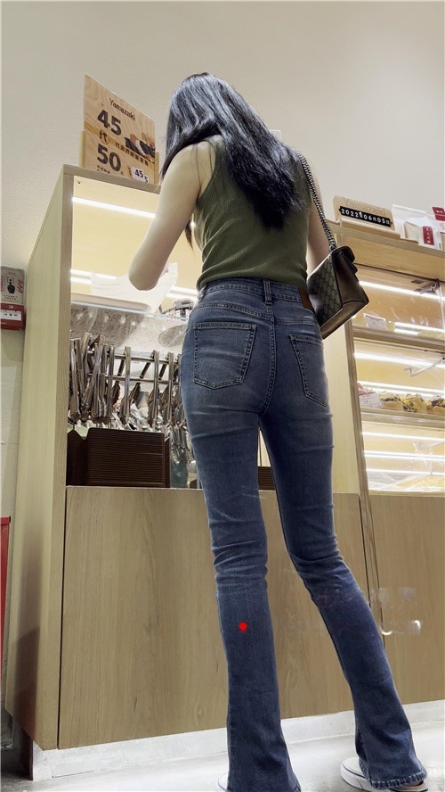 高挑的牛仔美女[1.74G/MP4]