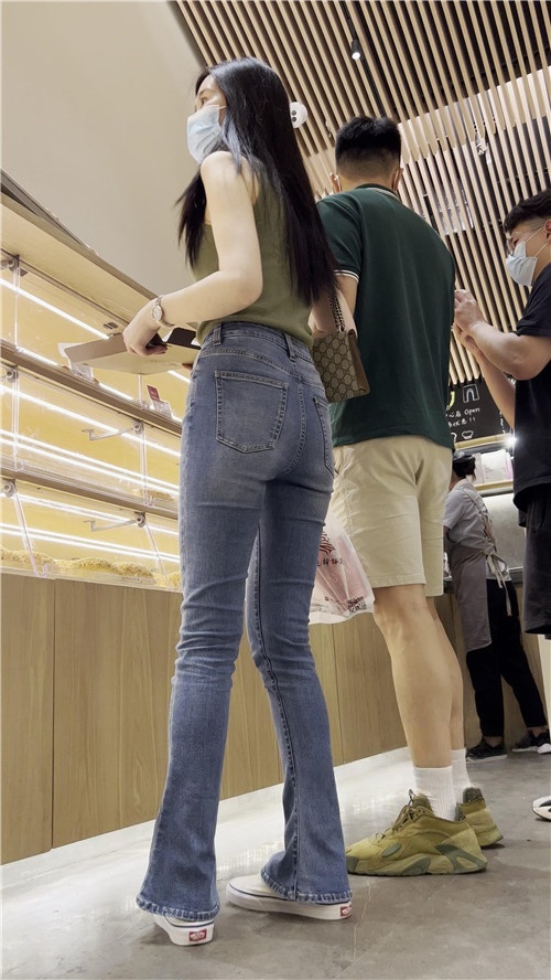 高挑的牛仔美女[1.74G/MP4]