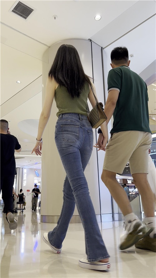 高挑的牛仔美女[1.74G/MP4]